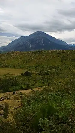 Cerro Pirque de fondo, El Hoyo