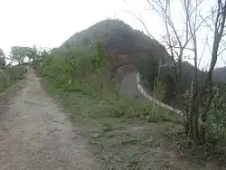 Se pueden apreciar los dos caminos que hay en el cerro de la Cruz