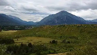 Cerro Coihue al fondo y Cerro Pirque, El Hoyo