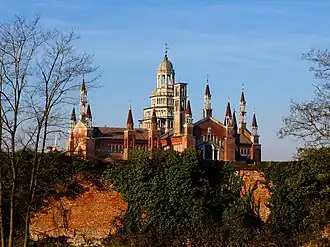 La Cartuja vista desde el muro que la separa del paisaje circundante.