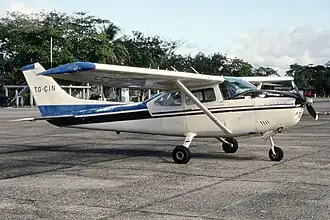 Cessna 172 en el aeropuerto.