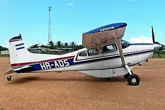 Cessna 185 en el aeropuerto.