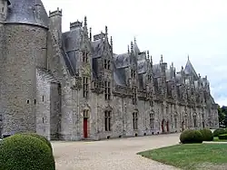 El tramo de la izquierda se abre por una puerta que no existía antes de las restauraciones modernas