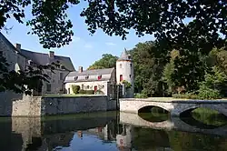 I fossati e il ponte d’ingresso al Castello di Potelle sulla Rhonelle