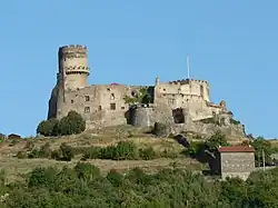 Donjon del castillo de Tournoël, caso raro de matacanes en posición no dominante.