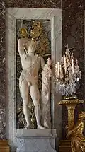 El llamado Baco de Versalles en su entorno arquitectónico (Galerie des Glaces).