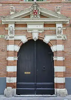 El portal del Hôtel de Chalvet (1617), una transición entre las referencias renacentistas y la alternancia de ladrillo y piedra del Toulouse del siglo XVII.
