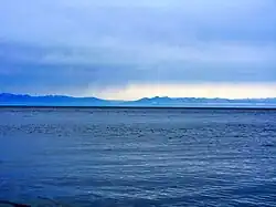 Los montes Jamar-Dabán vistos desde lago Baikal.