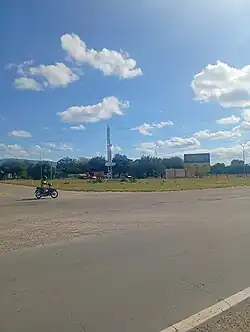 Viejo cohete para sondeo atmosférico que se halla exhibido a tiro de piedra del acceso Este a Chamical, en la intersección de las rutas nacionales 38 y 79.