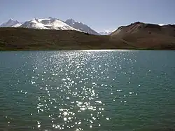 Chandra Taal reflejando el sol vespertino