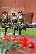 Cambio de guardia en la Tumba del soldado desconocido en el Jardín Alexander de Moscú.