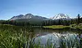 Vista de Chaos Crags y el pico Lassen desde la orilla del lago.