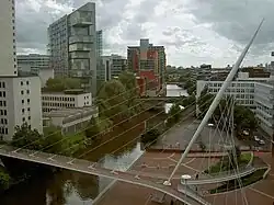 Vista del Trinity Bridge desde un edificio cercano.