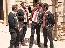 Los Chaquetillas son hermanos que aún no han servido la vara, también ha de vestir capa y sombrero el mayordomo