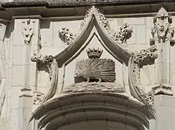 Contre-courbe brisée y anse de panier (Château de Blois).