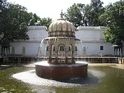 Chhatri-fuente en Udaipur