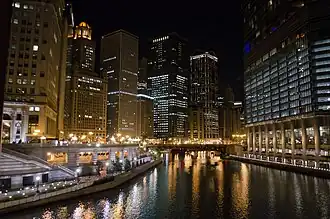 De noche, desde el río Chicago