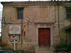 Edificio con varios soli delle Alpi en la fachada (Cilento, Italia)