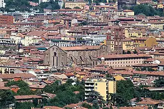 Vista frontal, en el que se claramente como el hastial de la fachada supera la altura de las naves laterales