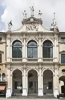 La fachada de la Iglesia de San Vicente con la logia del Palazzo del Monte di Pietà.