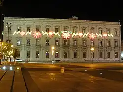 Palacio con decorado navideño visto desde la Plaza de la Grandeza de Chihuahua.