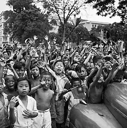 Los niños de Singapur aplauden la llegada de la 5.ª División India, el 5 de septiembre de 1945.
