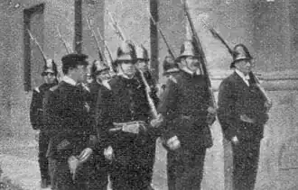 Bomberos patrullando.