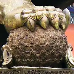 Detalle de la esfera que sostiene una de las estatuas de leones guardianes de la Ciudad Prohibida, en Beijing, China