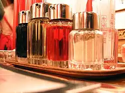 Condimentos chinos comunes: salsa de soja, vinagre, aceite de chile, pimienta blanca