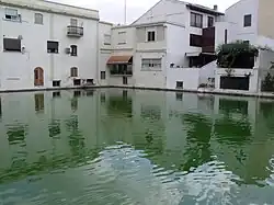 Balsa situada en el centro de la población