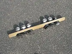 Chocalho con madera enmedio