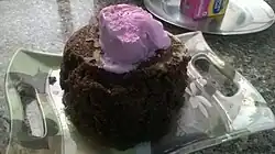 Un pastel de plátano y chocolate adornado con helado de fresa