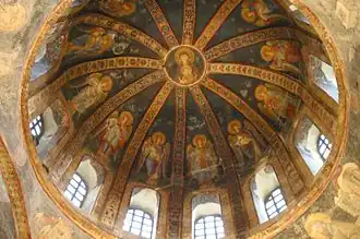 Una cúpula en la iglesia de Chora, con nervaduras entre las ventanas del tambor que convergen en una imagen circular al fresco