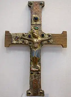 Cristo en la cruz, en cobre dorado y esmalte de Limoges,[8]​ siglo XIII.