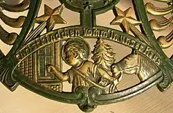 Representación del Niño Jesús en un soporte de árbol de Navidad