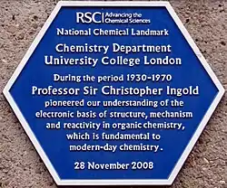 Placa de la Royal Society of Chemistry en el Departamento de Química del University College de Londres, en recuerdo del trabajo desarrollado por Sir Christopher Ingold (instalada en 2008)