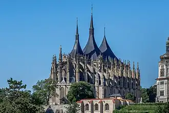 Iglesia de Santa Bárbara (Kutná Hora) (1388-1588, inacabada, rematada en 1884-1905), con su cubierta carpada típica del gótico tardío. En ella trabajaron Peter Parler y Benedikt Rejt.