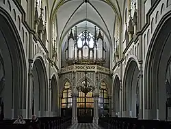 Interior, coral y órgano.