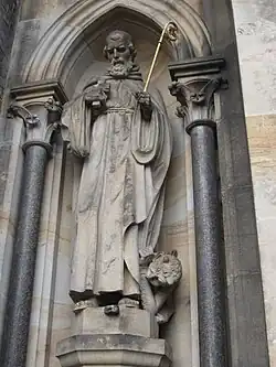Estatua de San Procopio en un nicho en la entrada principal del templo