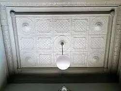 Cielo falso de lámina contrachapada ornamentada del Palacio Nacional.