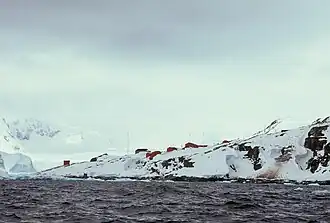 Refugio naval Capitán Cobbett (izquierda) junto a la Base Primavera