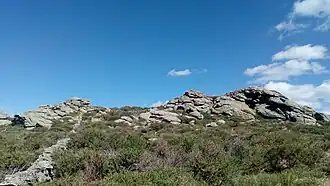 La cerca de piedra separa las localidades de Sonsoto y Trescasas