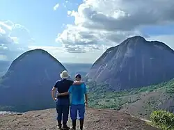 Al frente cerros Mono (izquierda) y Pajarito (derecha), al centro río Inírida, al fondo la sabana amazónica y bosques de igapó