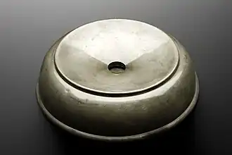 Escupidera metálica de uso sanitario en Inglaterra (1771-1850).