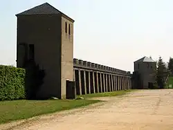 Reconstrucción de las antiguas murallas de la colonia