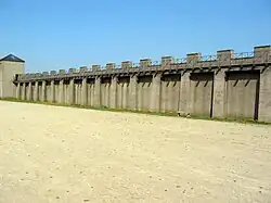 Reconstrucción de las antiguas murallas con la "pasarela"