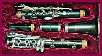 Componentes del clarinete en una funda