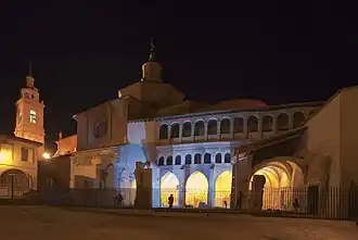 Vista nocturna del claustro.