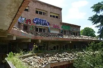 Vista interior del claustro del convento desde la balconada interior, en estado de abandono. Mayo de 2018.