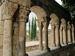 Columnas del claustro románico del monasterio de Santo Domingo (Peralada), donde se muestran columnas pareadas.